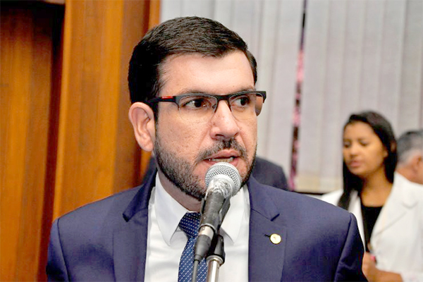 O deputado Jamilson é autor do Projeto de Lei que proíbe a utilização e comercialização de gelecas, “slimes” e produtos similares destinados às crianças que contenham bórax