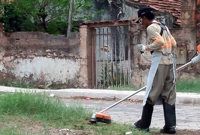 Pelo trabalho, eles recebem um salário mínimo, transporte, alimentação e uniformes, além equipamentos de proteção individual referente ao serviço prestado