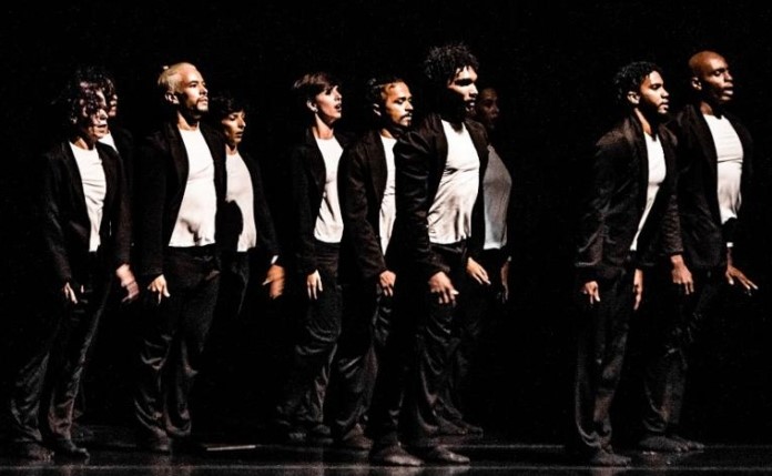 O espetáculo cria uma cena contemporânea vibrante e poética, promovendo a interação das culturas afro-brasileira e sul-coreana