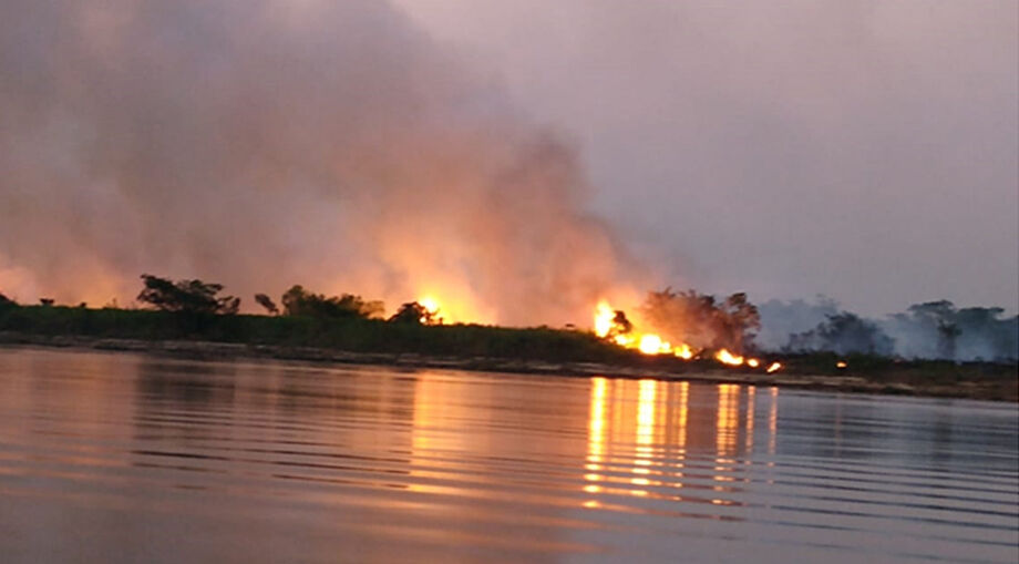 Fogo destrói vegetação na margem do Rio Paraguai, em Porto Esperança