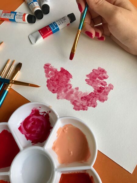 A oficina tem como objetivo desenvolver a técnica da aquarela, incentivando o processo criativo dos alunos