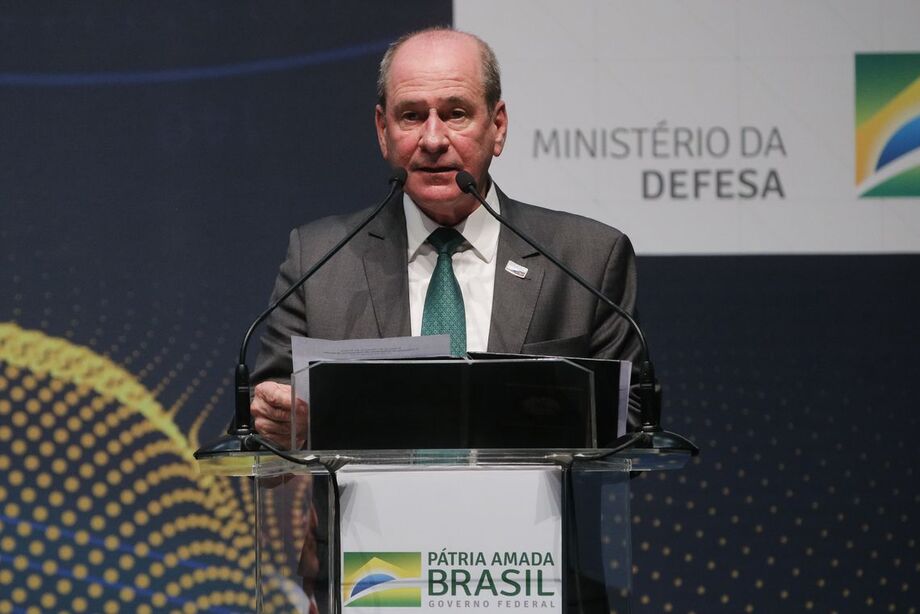 Governo combate manchas de óleo no litoral desde o dia 2 de setembro, diz ministro da Defesa
