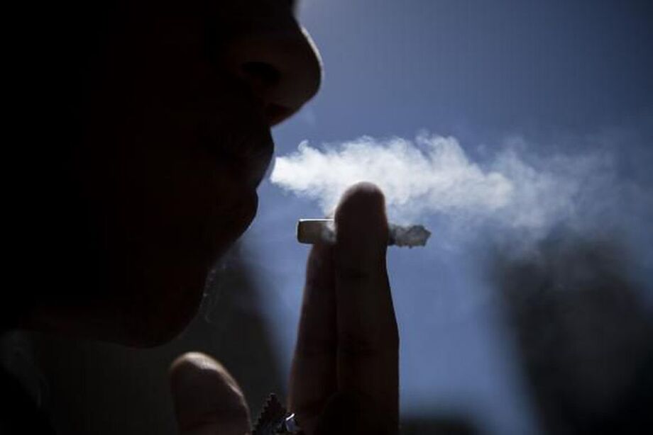 Além da dependência química, o que ainda mantém tantos cigarros acesos?