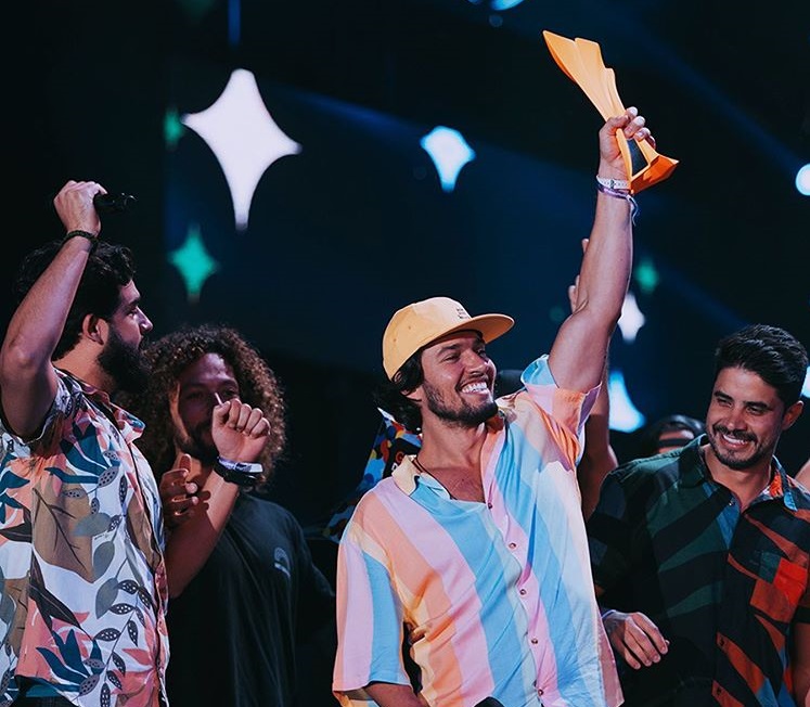Natural do Mato Grosso do Sul, o grupo é formado por seis amigos de infância: Pedrinho (vocalista), Éric (violão e vocalista), Karan (pandeiro e vocalista), GP (rebolo), Leandro (reco reco) e Regê (surdo)