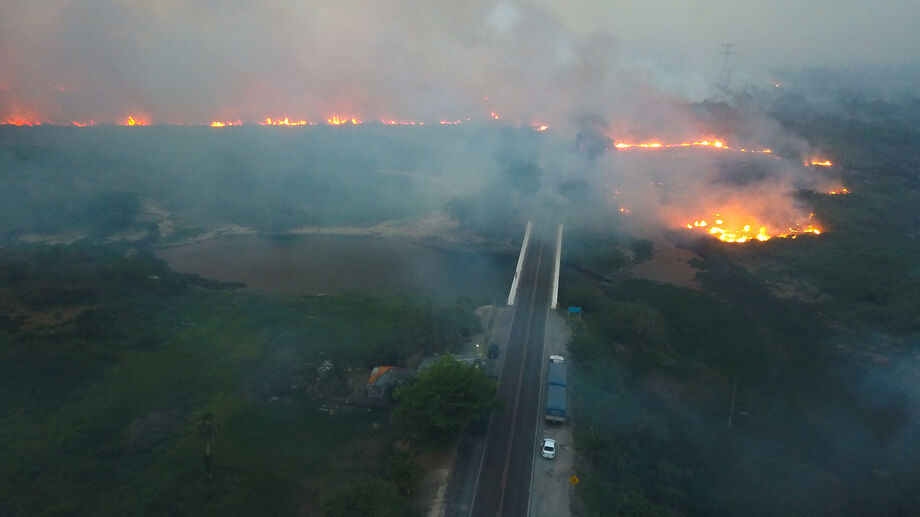 Fogo atinge as duas extremidades da BR-262, próximo ao Buraco da Piranha (entroncamento com a MS-184)