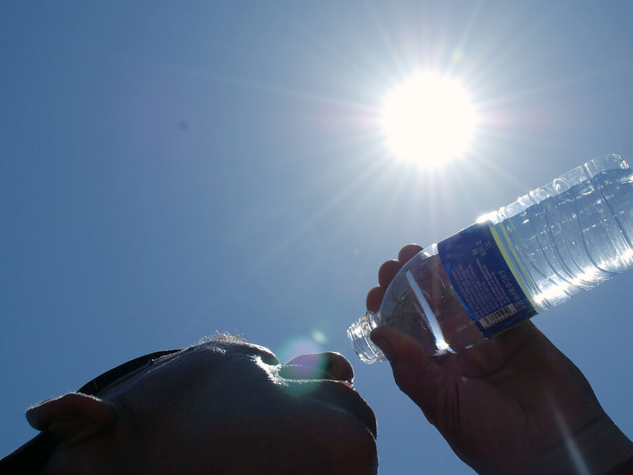 A dica é ingerir bastante liquido neste período de calor