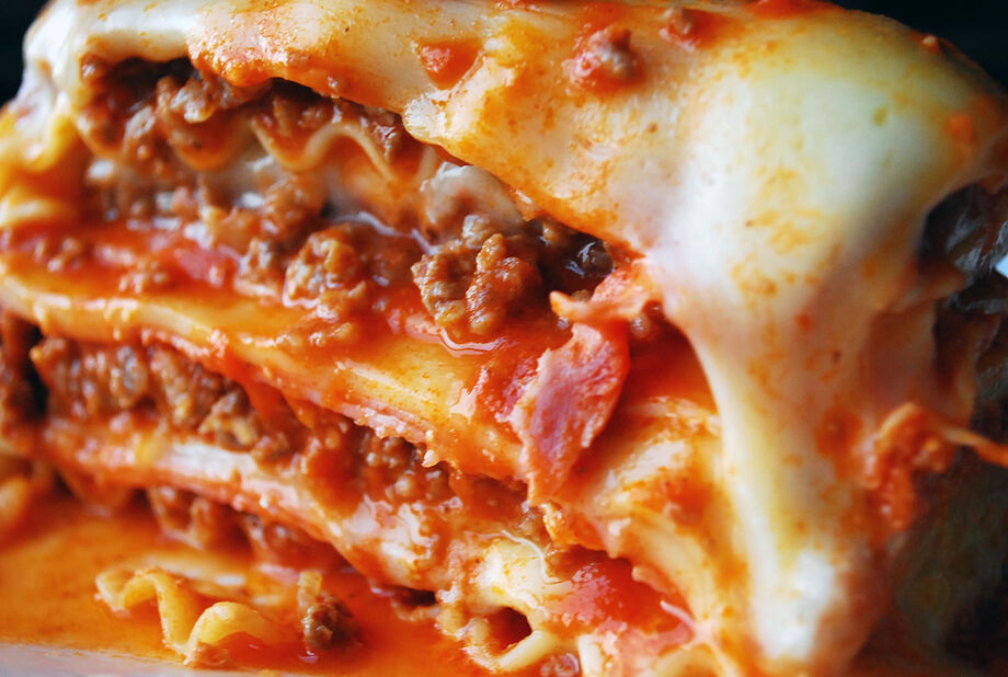 Ficou com vontade? Pega o papel e caneta e mãos a obra, pois A Crítica Gastronômia, te passa a receita completa da lasanha à bolonhesa