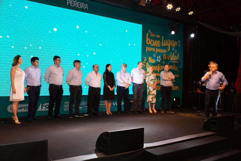 Beto Pereira, presidente do Grupo Pereira (com o microfone) e parte da diretoria da companhia, durante a cerimônia do Pratas da Casa 2019, evento que homenageou 207 funcionários pelas suas trajetórias de sucesso