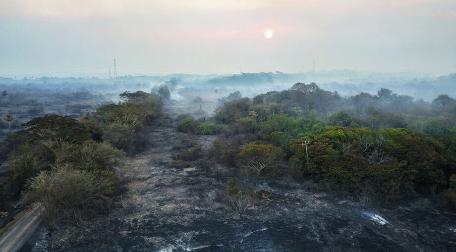As chuvas que caíram na noite de ontem (31) entre Corumbá e Miranda, região do Pantanal de MS com maior incidência de queimadas há cinco dias, amenizaram a situação no local, reduzindo de 335 para apenas três focos