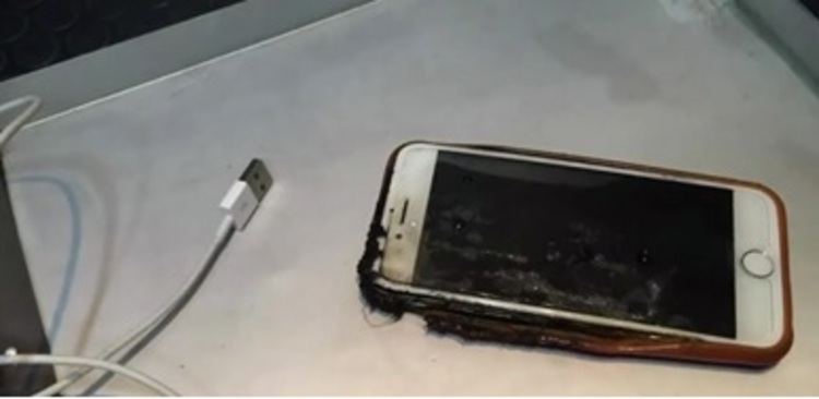 A polícia acredita que o curto-circuito possa ter atingido a tomada onde estava o celular