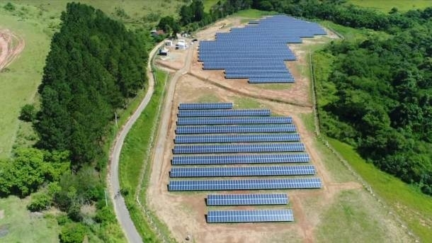Fazenda solar da Renner foi construída a 120 km de distância das unidades consumidoras.