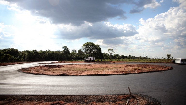 Margeando as duas rotatórias na Martim Afonso de Souza, onde há um piscinão que terá sua capacidade ampliada para retenção de mais de 20 mil metros cúbicos de água