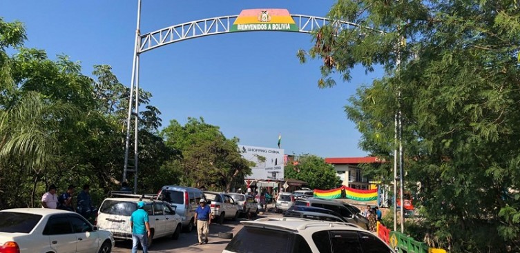 Na ponte que separa os dois países, apenas é permitida a passagem a pé