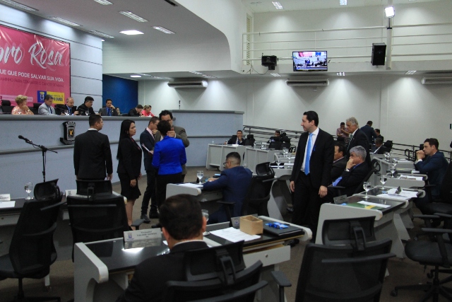 Sessão acontece neste momento no plenário Oliva Enciso