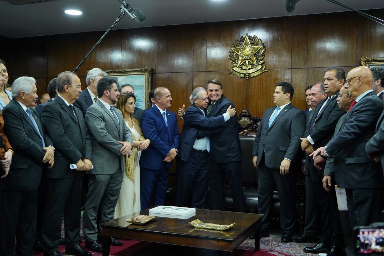 Bolsonaro cumprimenta ministro Paulo Guedes durante entrega das medidas ao Senado