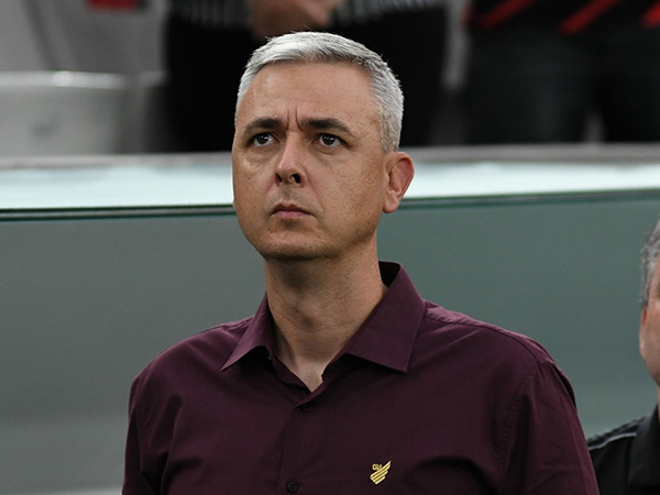 O técnico Tiago Nunes