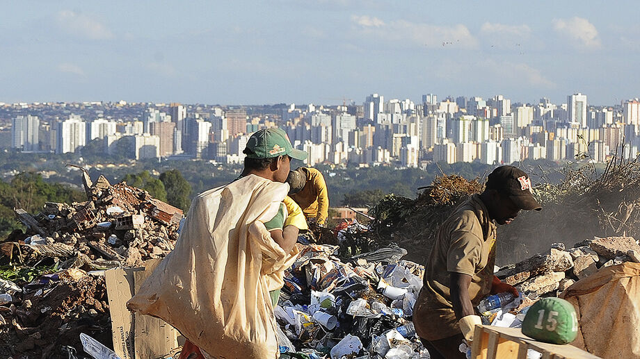 A pequena melhora no mercado de trabalho não está chegando a essas pessoas, está pegando pessoas já numa faixa (de renda) mais alta. A extrema pobreza cresce, ressaltou André Simões, gerente da Coordenação de População e Indicadores Sociais do IBGE