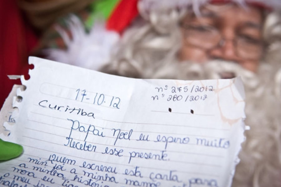 A pessoa pode adotar quantas cartinhas quiser, e após escolher a cartinha, basta levar o presente devidamente embalado até o local definido pelos Correios