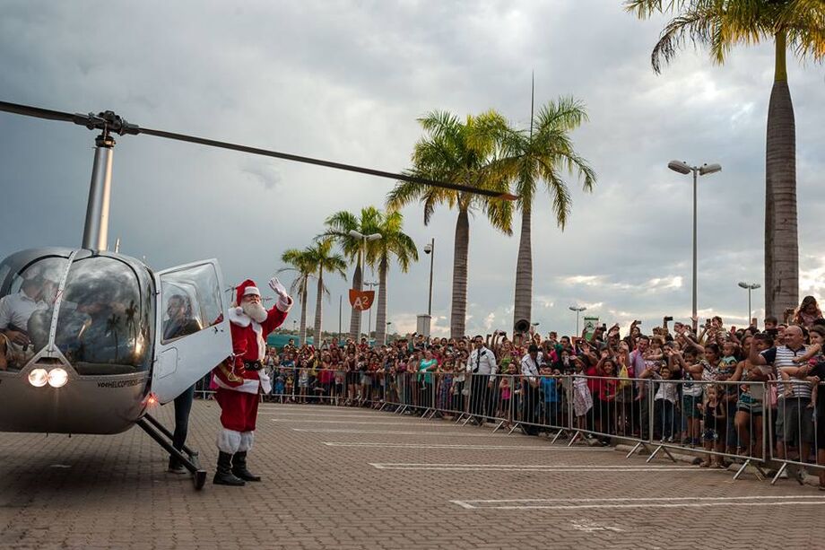 Após a grande chegada, o Noel passeará com toda a trupe de artistas, público e noeletes pelos corredores, parando em seu trono na praça de eventos