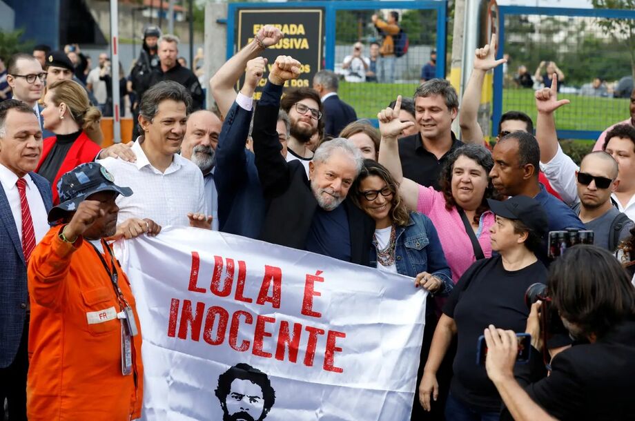 Uma multidão de manifestantes saudou o ex-presidente empunhando bandeiras do PT gritando palavras de ordem
