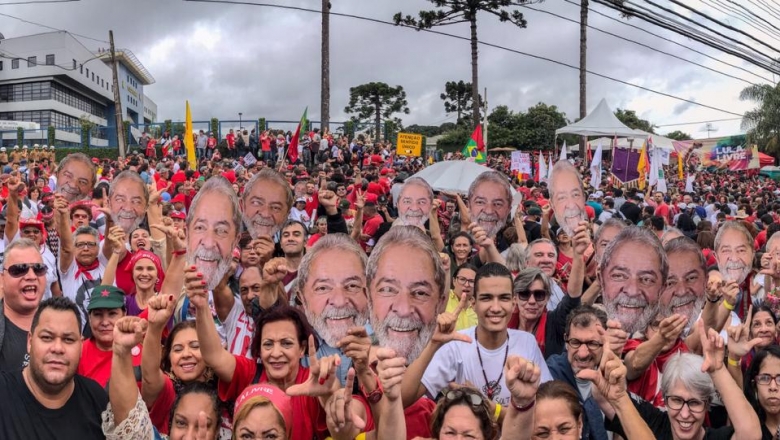 Militantes do Partido dos Trabalhadores (PT) e de movimentos sociais de esquerda já se concentram em grande número nos arredores do Sindicato do Metalúrgicos, em São Bernardo do Campo