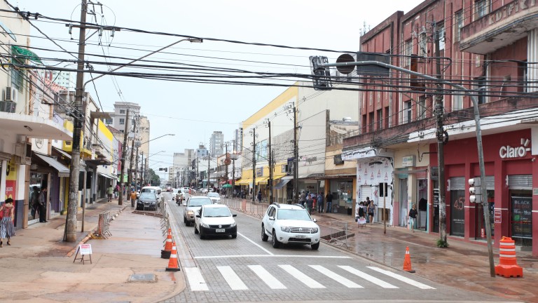 A Energisa afirma ainda que os serviços programados na obra de requalificação da Rua 14 de Julho acontecem em horários estratégicos para não afetar o comércio da região