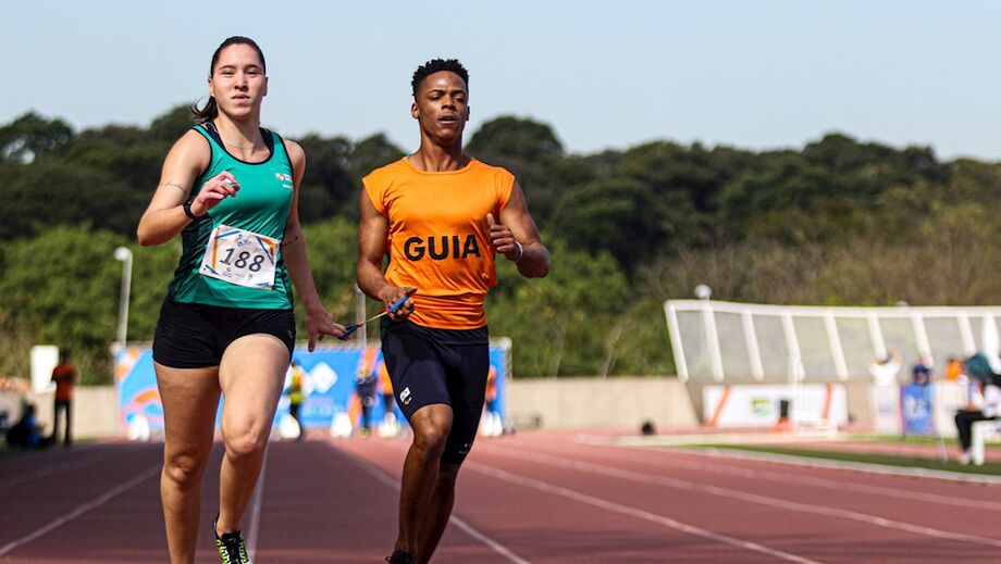 Gabriela Mendonça e seu guia nos 100m