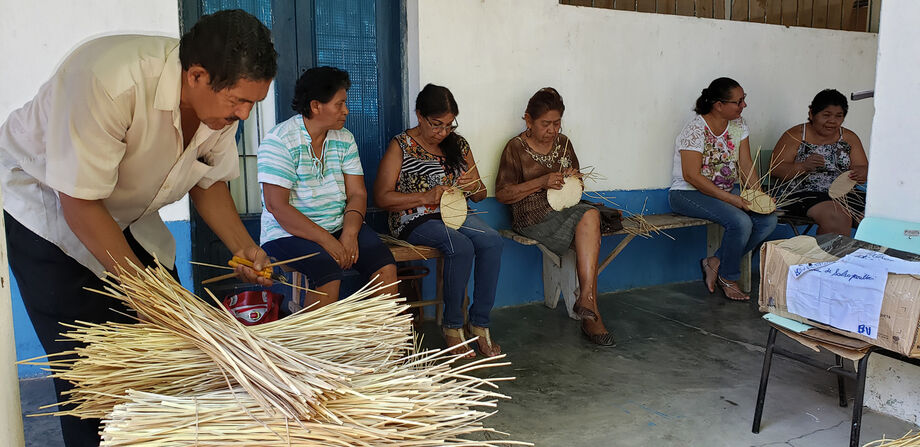 A Oficina de Fibra Vegetal Salsaparrilha vai até o dia 15 de novembro e oferece 10 vagas para cada turma, nos períodos matutino e vespertino