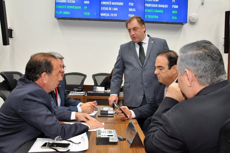 Parlamentares devem apreciar projetos nesta terça