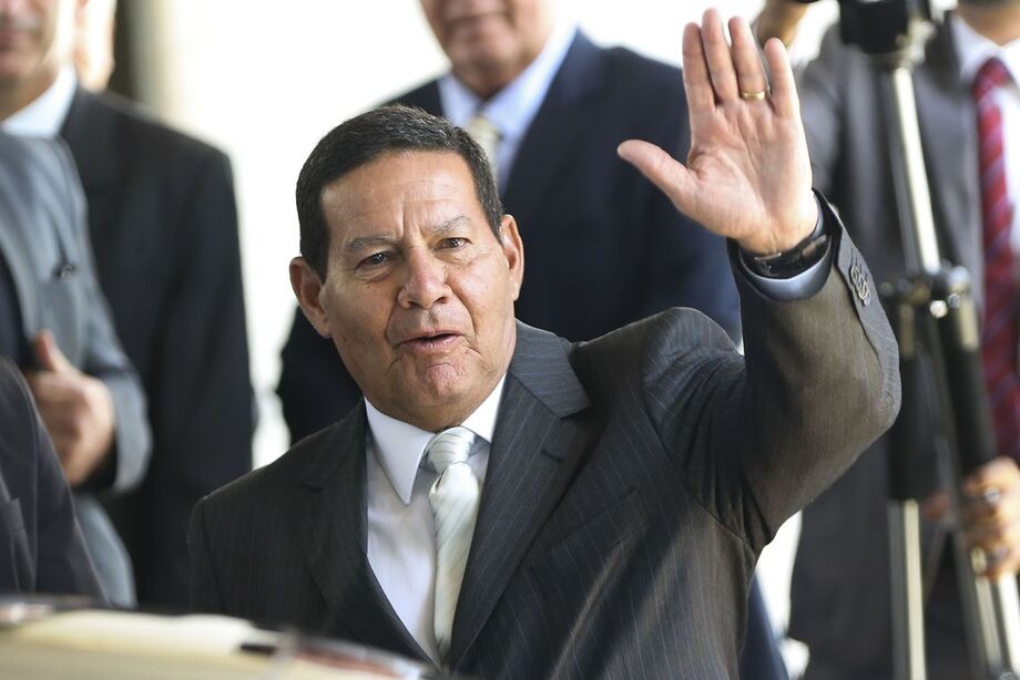 Além das dificuldades econômicas, Mourão destacou que outros elementos têm causado incertezas no cenário internacional