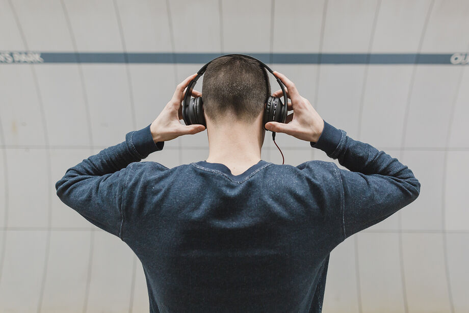 No estudo foi mostrado que 53% dos participantes apresentavam problemas auditivos e o uso de fones de ouvido poderia ser a causa