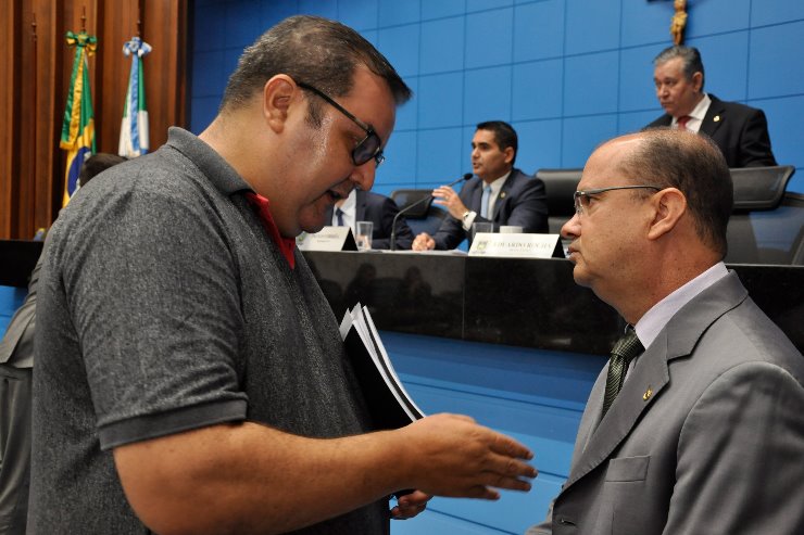 Representando os servidores, Ricardo Bueno pediu intermediação dos deputados