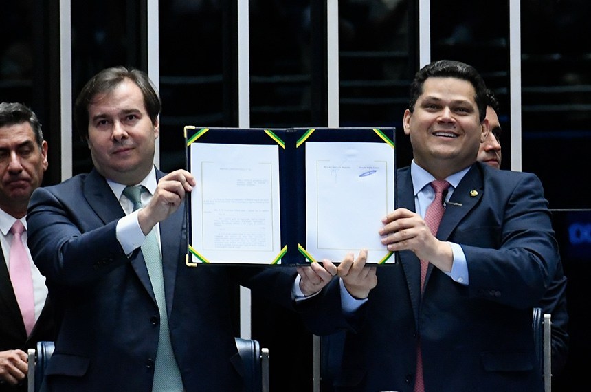 Os presidentes da Câmara, Rodrigo Maia, e do Senado, Davi Alcolumbre, durante promulgação da reforma
