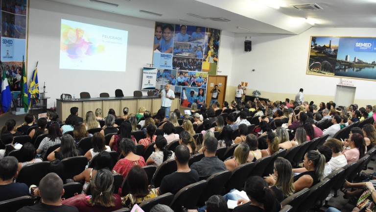 O encontro, realizado pela Gerência de Gestão da Educação Básica (GGEB), reuniu os diretores, diretores adjuntos e secretários escolares