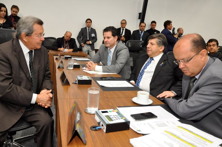 No total, estão pautadas sete matérias para apreciação em plenário