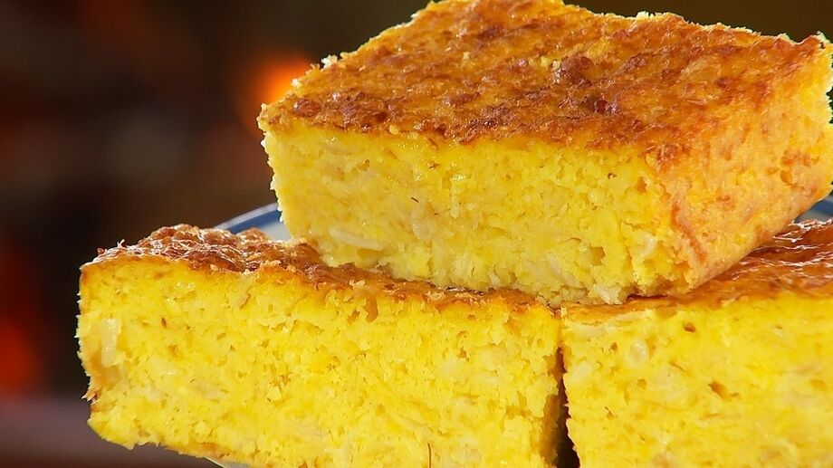 Presente nas festas de fim de ano, a Sopa Paraguaia - apesar do nome ,  é uma torta de milho e queijo muito apreciado na região pantaneira