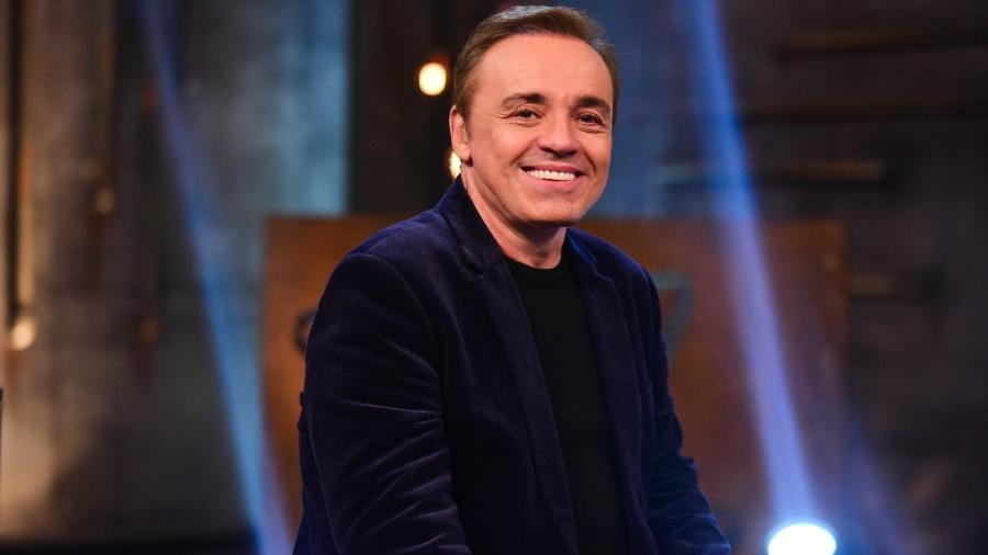 Recentemente ele apresentava o programa Canta Comigo, na TV Record