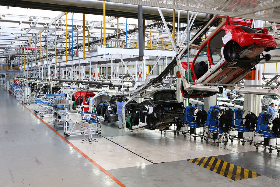 Montadoras também desenvolvem tecnologias de aperfeiçoamento dos motores atuais e dos próprios veículos para cumprirem o novo limite de eficiência energética