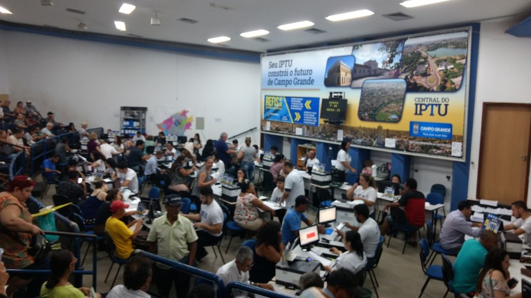 Em média são atendidos 800 contribuintes por dia, no expediente que começa às 8 horas e termina as 16 horas, com 50 guichês de atendimento