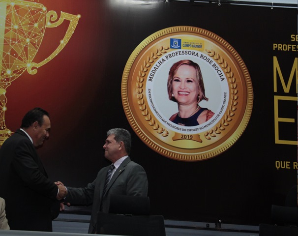 Solenidade ontem à noite fez entrega de outorga da medalha que leva o nome da professora