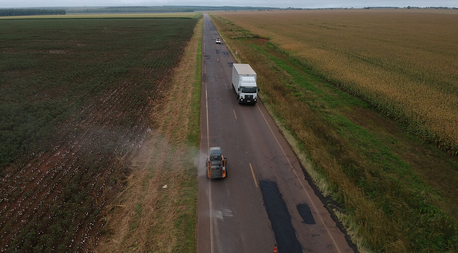 A rodovia é importante rota de escoamento de produção de açúcar, álcool, algodão, soja e milho
