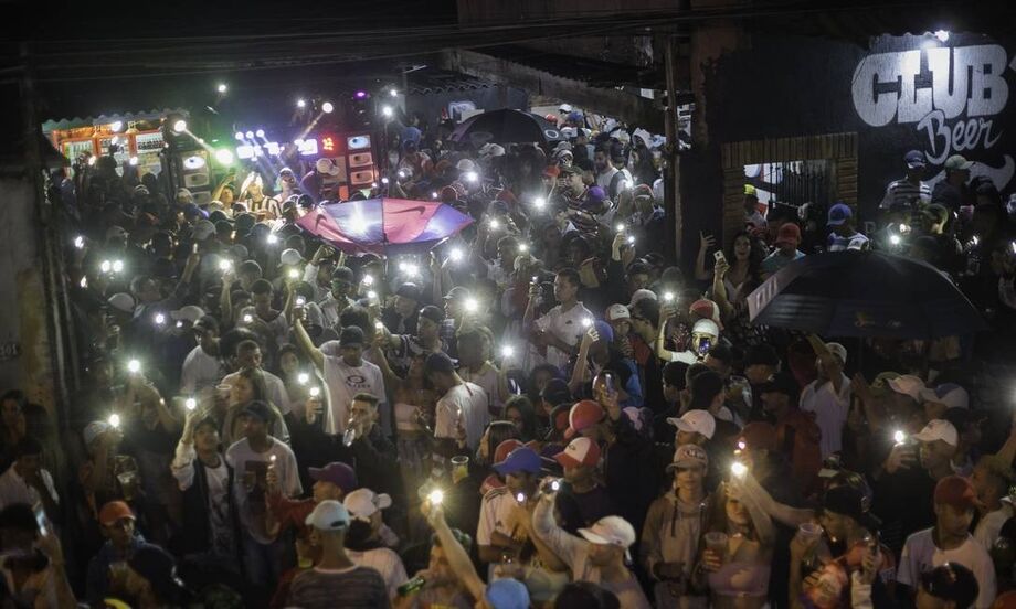 Uma semana após a morte de nove pessoas em Paraisópolis, na zona sul da capital, as mesmas vielas onde vítimas foram pisoteadas e sufocadas receberam grafites e novas homenagens