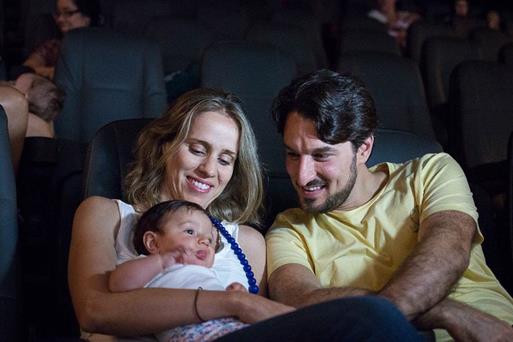 A sessão CineMaterna é programada para oferecer conforto e facilidades