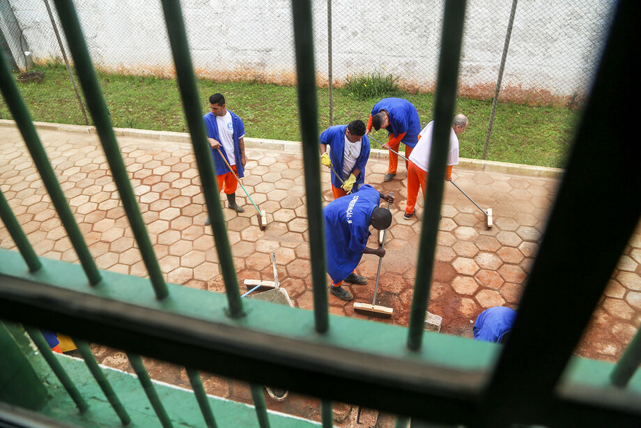 Os convênios são firmados com órgãos públicos e empresas privadas através do setor de Divisão de Trabalho da Agência de Administração do Sistema Penitenciário (Agepen), totalizando 195 parcerias realizadas que utilizam mão de obra prisional