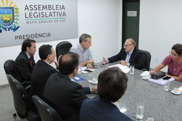 Reunião foi realizada na tarde desta quinta-feira na sala da presidência, na Casa de Leis