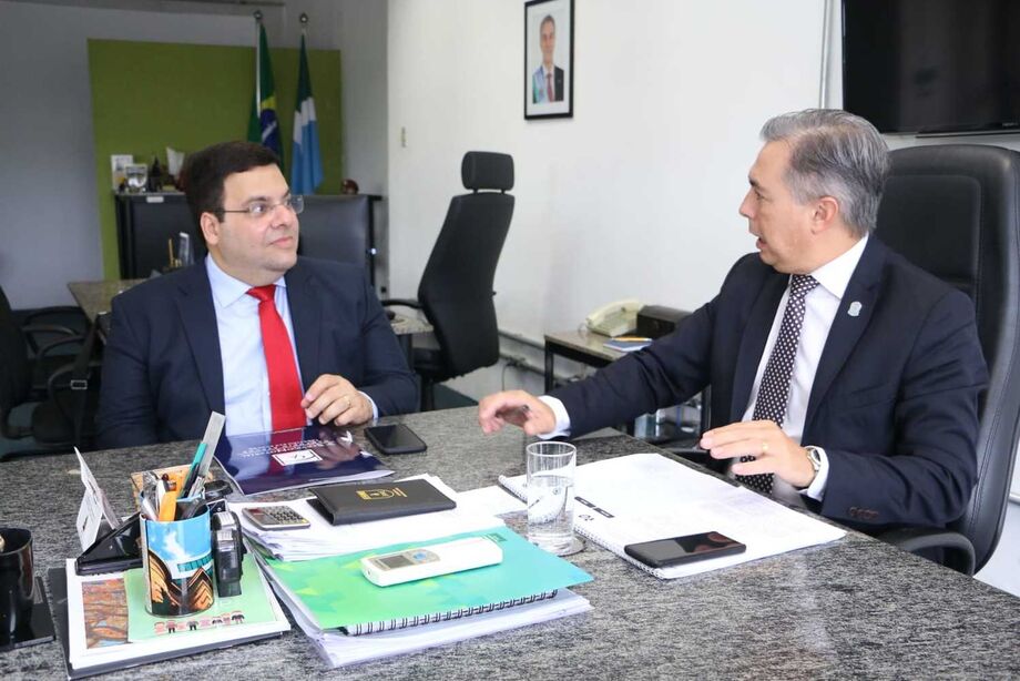 O presidente da Anoreg-MS com o secretário de Estado de Justiça e Segurança Pública