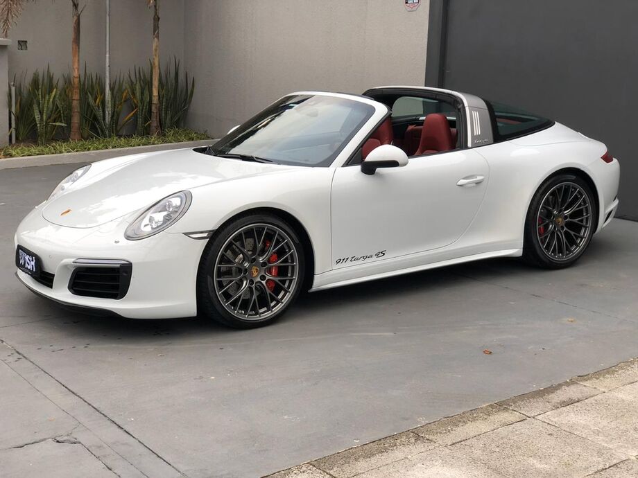 O Porsche 911 Targa 4S vem equipado com motor 3.0 litros, de 6 cilindros que desenvolve 420 cv de potência