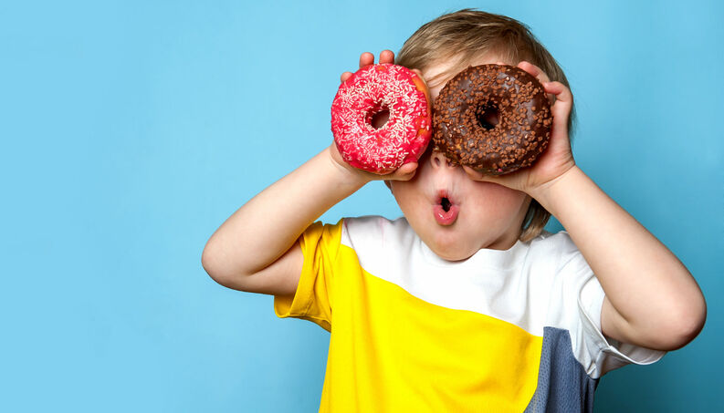 O excesso de açúcar pode causar hiperatividade, dificuldade de concentração, irritabilidade, elevação dos níveis de colesterol, obesidade, além de aumentar o risco de doenças crônicas no futuro