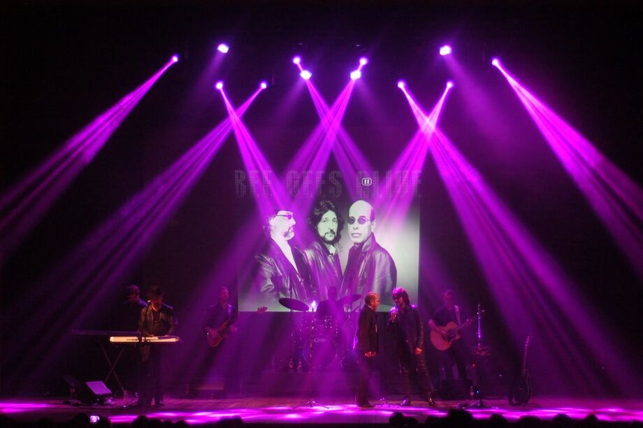 A banda 'Bee Gees Alive' é o primeiro Tributo Brasileiro a divulgar e interpretar a obra dos Bee Gees, que reproduz fielmente a mítica banda inglesa