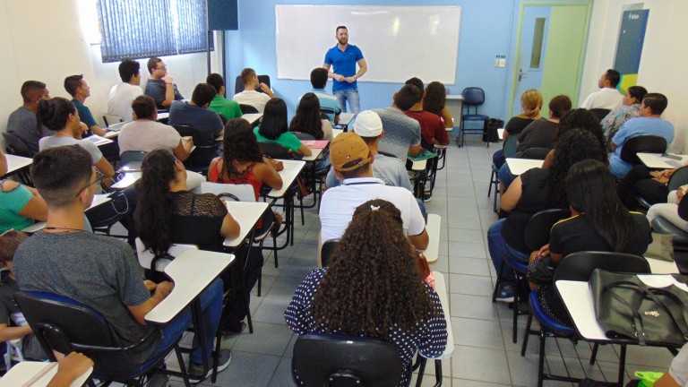 Os atendimentos coletivos são divididos em turmas nos períodos matutino, vespertino e noturno